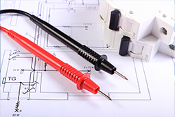 利用 4 開關降壓-升壓控制器節省空間並提高效率